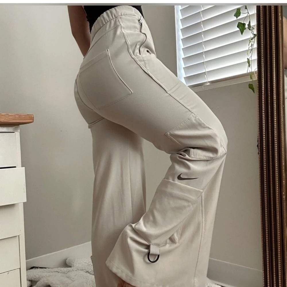 NIKE City Ready Cargo Pants High Waist Wide Leg Flare Streetwear - Picture 15 of 15